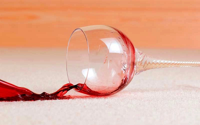 ¿Cómo sacar manchas de vino tinto?