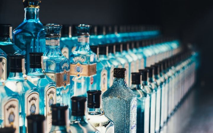 Cómo se Hace el Gin: Proceso, Ingredientes y Origen