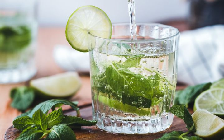 Tragos con Ron Blanco: Recetas Populares, Ingredientes y Guía Paso a Paso
