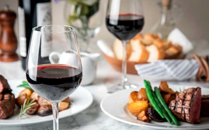 ¿Con qué carne se toma el vino tinto?
